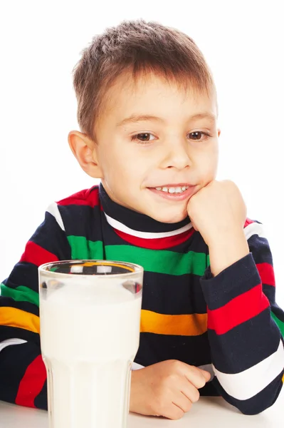 Niño con vaso de leche en la mano — Foto de Stock