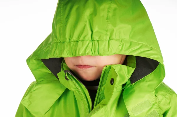 Menino vestido com uma jaqueta de inverno quente — Fotografia de Stock