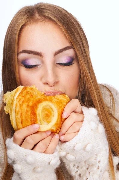 Young girl eating a croissant — Stock Photo, Image