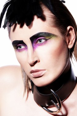 genç kadın koyu makyaj ile