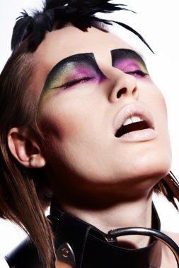 genç kadın koyu makyaj ile