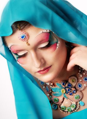 Kız güzel sima ve el yapımı takılar