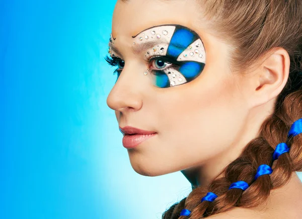 güzel makyaj ile genç kadın