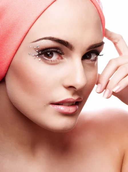 kadının yüzü mükemmel makyaj ile