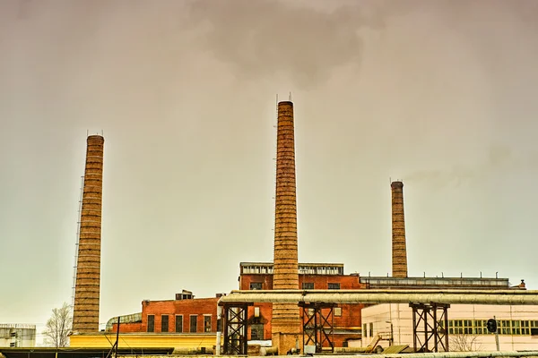 Fabrik mit Rohren — Stockfoto