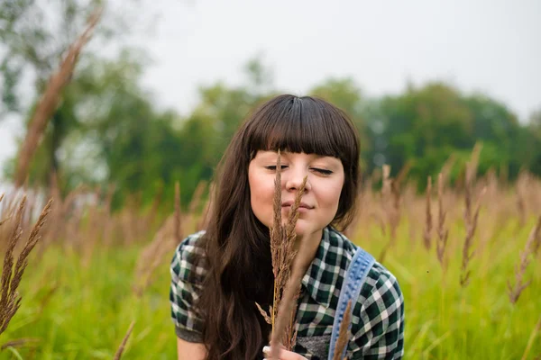 Retrato de menina bonita apreciando a natureza no campo — Fotografia de Stock
