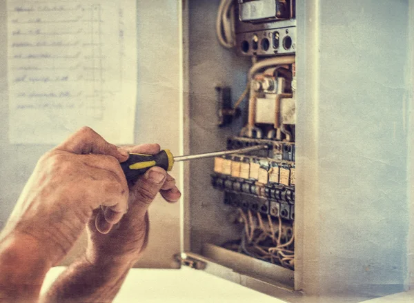 Elektriker fungerar på utrustning, retro stil — Stockfoto