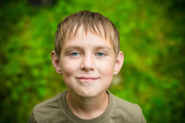 Close-up portret van glimlachen jongetje buitenshuis — Stockfoto