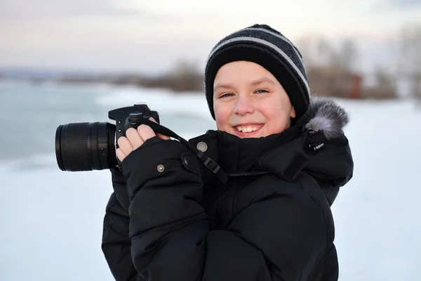 Sonriente pequeño chico caucásico tomando fotos al aire libre —  Fotos de Stock