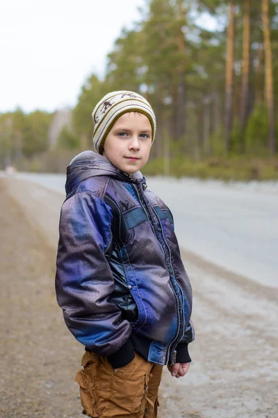 Kleiner kaukasischer Junge geht draußen spazieren — Stockfoto