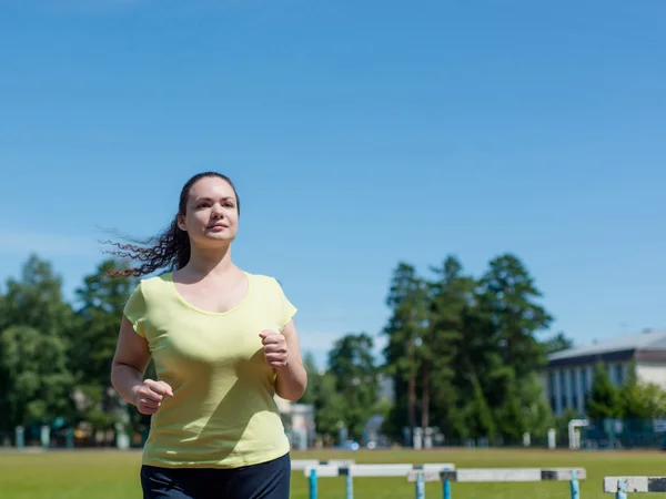 Fiatal nő a stadionban jogging Stock Fotó