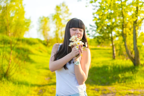 Ritratto di giovane ragazza felice che annusa il bouquet di fiori — Foto Stock