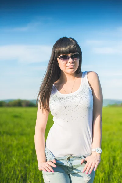 Portrait of beautiful confident girl walking on the meadow at su — Stock Photo, Image