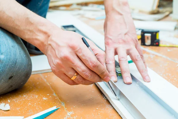 Close-up process of measuring panel with level — Stock Photo, Image