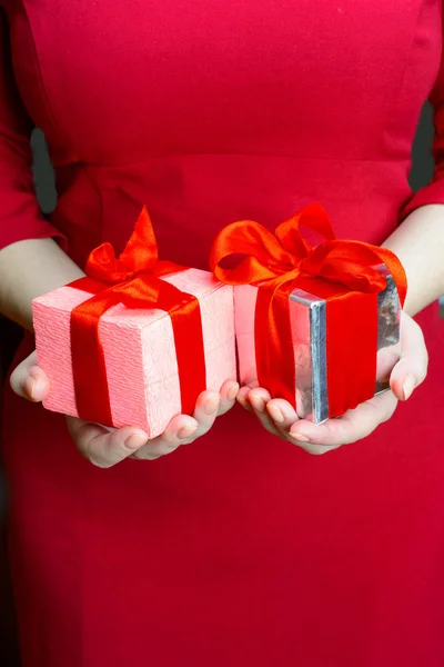 Girl holding gifts — Stock Photo, Image
