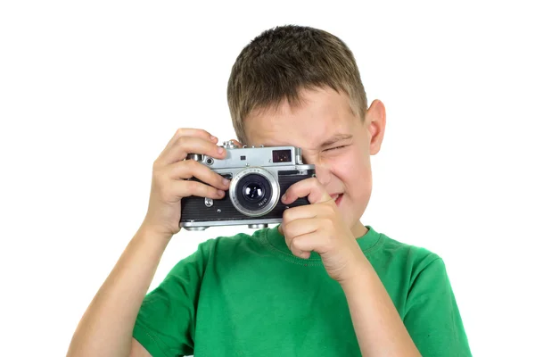 Junge fotografiert mit Oldtimer-Kamera — Stockfoto