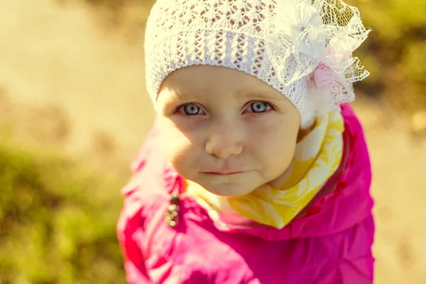 Portret van een kind te kijken naar de camera — Stockfoto