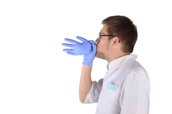 genç doktor medikal eldiven şişirme