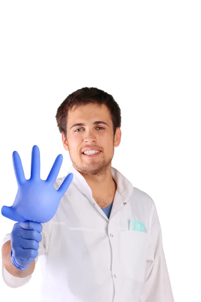 Joven médico con vendaje facial, gafas y bata blanca sonriendo . —  Fotos de Stock