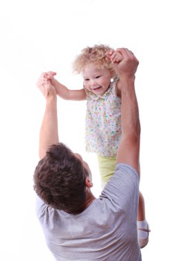 genç bir aile. Baba ve kızı birlikte oynama.