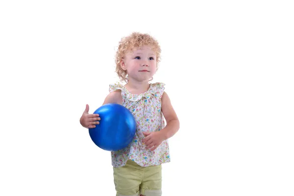 Μωρό κρατά μπάλα γυμναστικής. — Φωτογραφία Αρχείου
