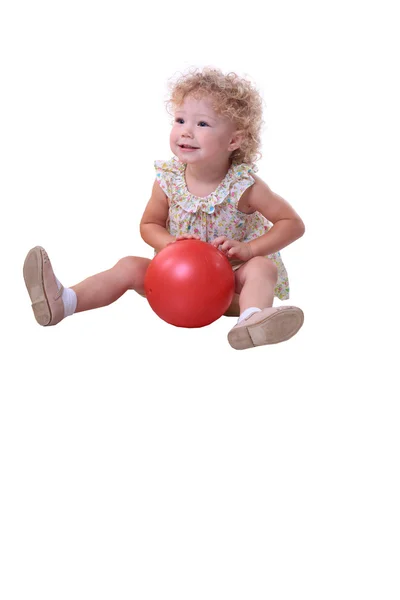 Bebek jimnastik topu tutuyor..