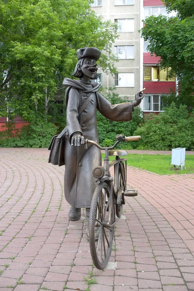 Escultura do carteiro Pechkin, o herói dos desenhos animados russos — Fotografia de Stock