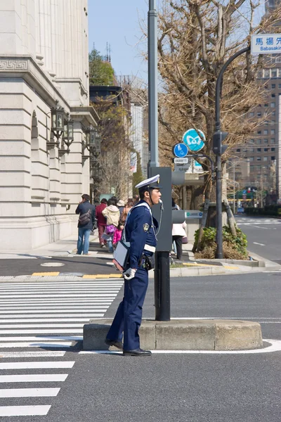 Японский полицейский-указатель — стоковое фото