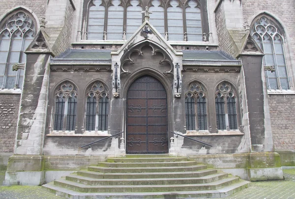 Aziz peter ve Aziz paul kilisenin giriş. Ostend