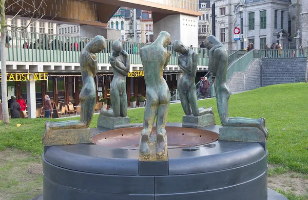 Voorjaar van de getroffen standbeeld. Gent, België — Stockfoto
