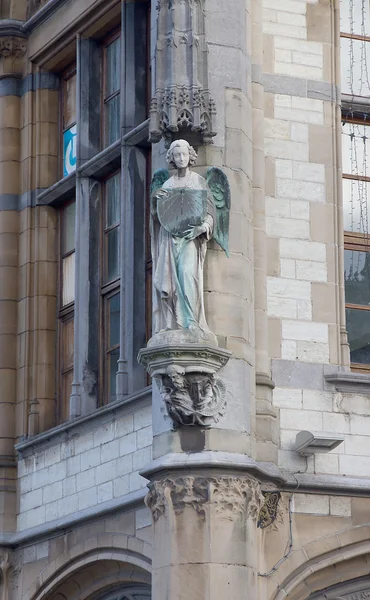 Scultura di un angelo sull'ex ufficio postale. Gand, Belgio — Foto Stock