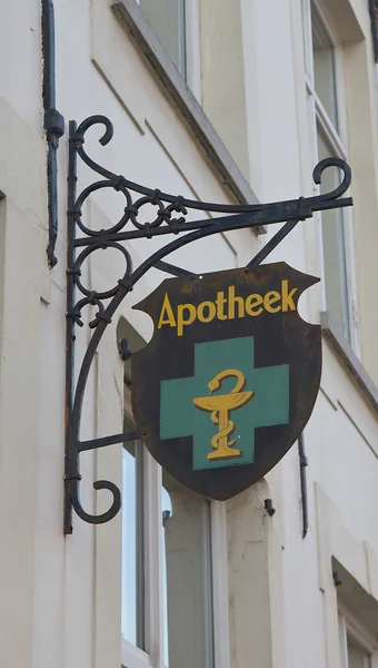 Retro stijl uithangbord van een apotheek in Brugge — Stockfoto