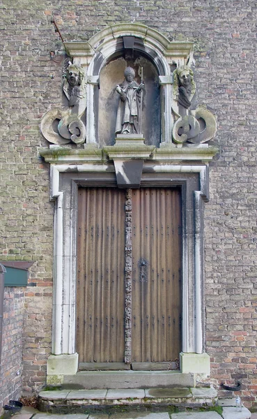 Ajtó dekorált portál. Bruges, Belgium — Stock Fotó