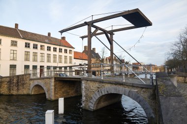 ahşap bir asma köprü duinenbrug. Bruges, Belçika