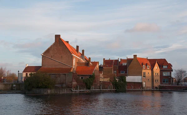 Stare domy na brzegu kanału. Brugia, Belgia — Zdjęcie stockowe