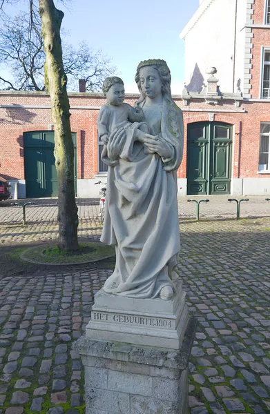 Standbeeld van madonna met kind (1904) in Brugge, België — Stockfoto