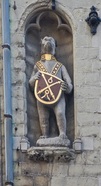 Bear with coat of arms. Poortersloge building. Bruges, Belgium — Stock Photo, Image