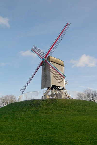 Trä väderkvarn heter sint-janshuis. Brygge, Belgien — Stockfoto