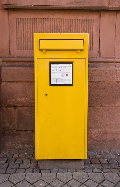 Gelber Briefkasten in offenburg, deutschland — Stockfoto