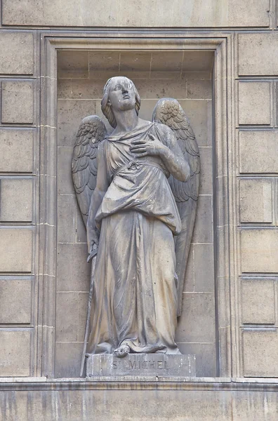 Standbeeld van aartsengel michael, madeleine kerk, Parijs — Stockfoto