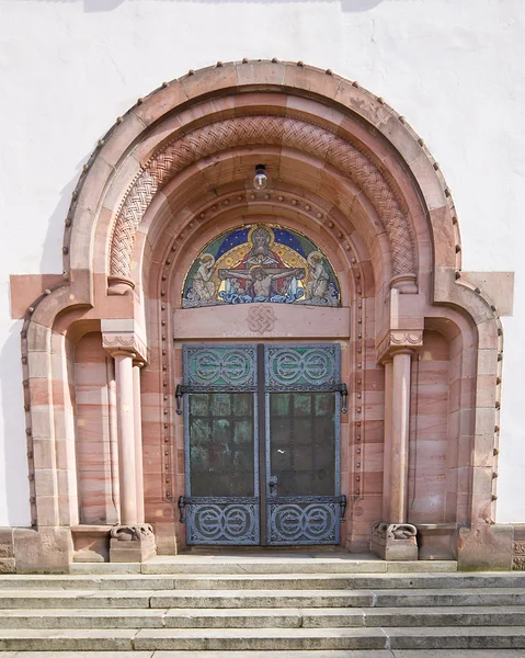 Eingang der Dreifaltigkeitskirche (1908) in Offenburg, Deutschland — Stockfoto