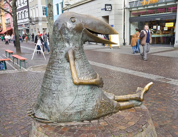 Escultura de pássaro engraçado. Offenburg, Alemanha — Fotografia de Stock