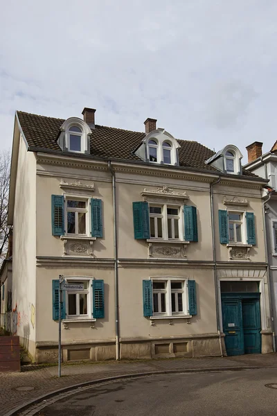 Altes zweistöckiges haus in offenburg, deutschland — Stockfoto