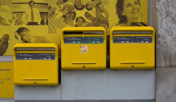 Üç sarı posta kutuları. Paris — Stok fotoğraf