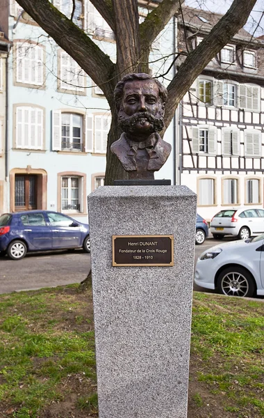 Bust van jean henri dunant. Strasbourg, Frankrijk — Stockfoto