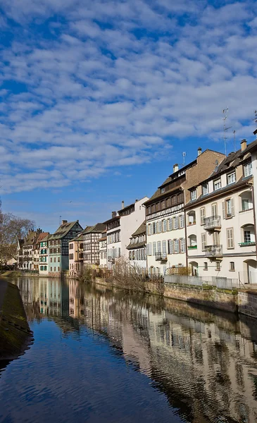 Quay hasta Nehri üzerindeki tarihi evler. Strasbourg, Fransa — Stok fotoğraf