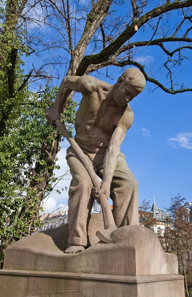 Sculpture of a shovel-man (1906). Strasburg — Stock Photo, Image