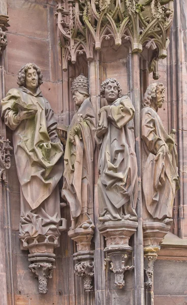 Escultura de São Lourenço com seguidores. Catedral de Estrasburgo — Fotografia de Stock