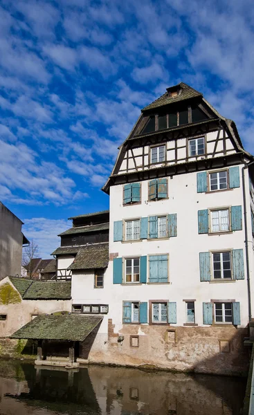 Casa histórica en muelle del río Ill. Estrasburgo, Francia — Foto de Stock