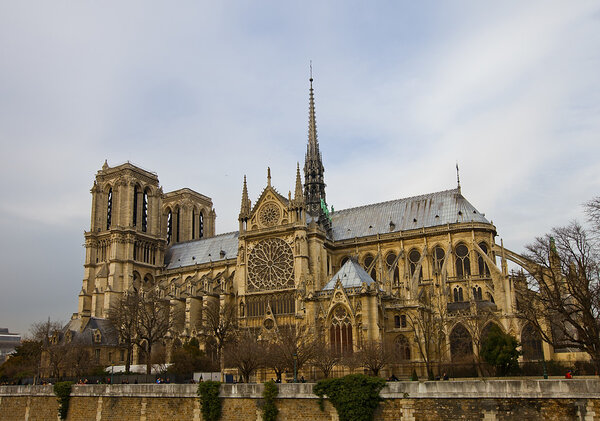 Notre Dame de Paris (около 1345 года)
)